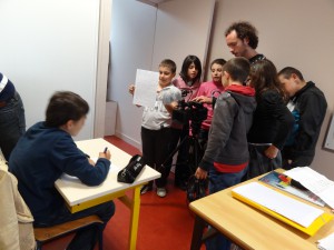 Photo d'un réalisateur en atelier avec des enfants